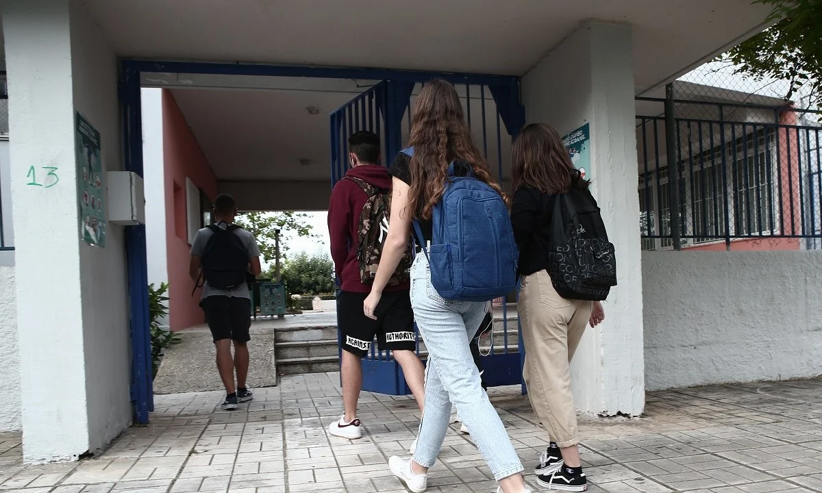 Κορονοϊός - σχολεία: Το νέο κύμα της πανδημίας και η μετάλλαξη Όμικρον προκαλούν ανησυχία και συζητήσεις για το άνοιγμα.