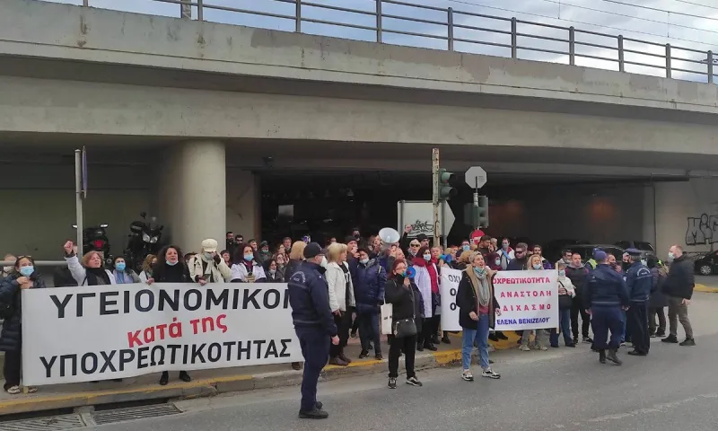 Υγειονομικοί: Διαδήλωση κατά της υποχρεωτικότητας έξω από το ΣΚΑΪ (pics & vid)