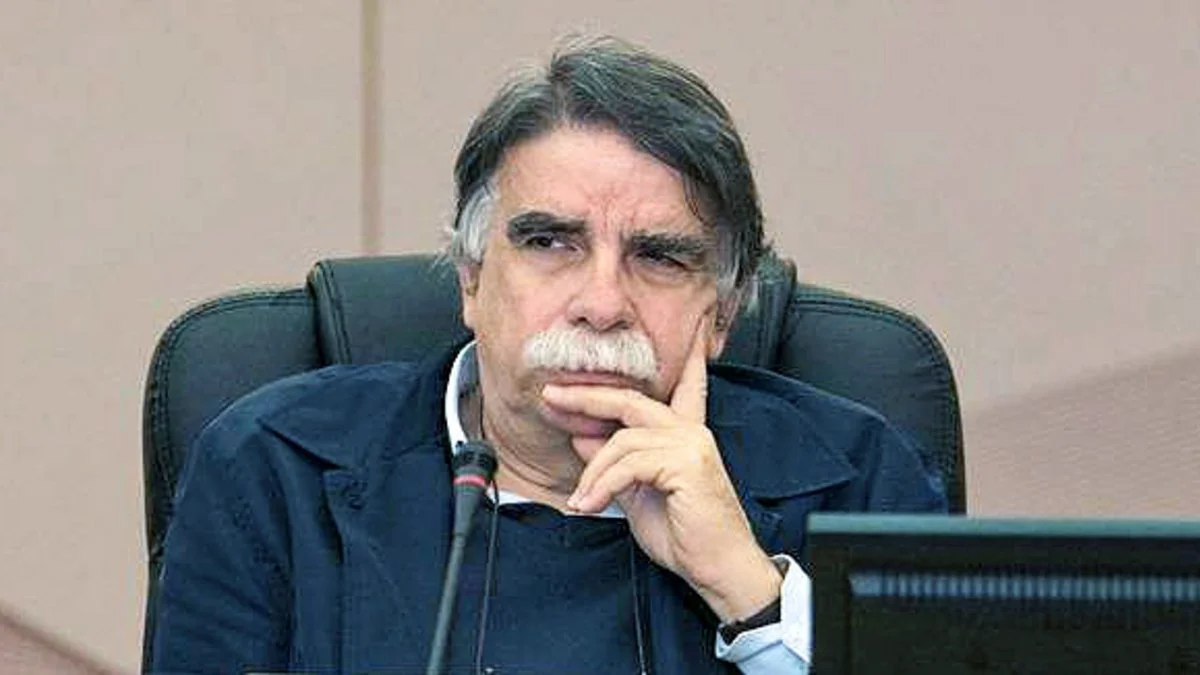 Ρεσιτάλ αναλγησίας από ειδικό. Ο καθηγητής Μικροβιολογίας Αλκιβιάδης Βατόπουλος έγινε και... «σύμβουλος ρεβεγιόν» και ζήτησε από τους πολίτες να μη καλέσουν ανεμβολίαστους στα σπίτια τους!