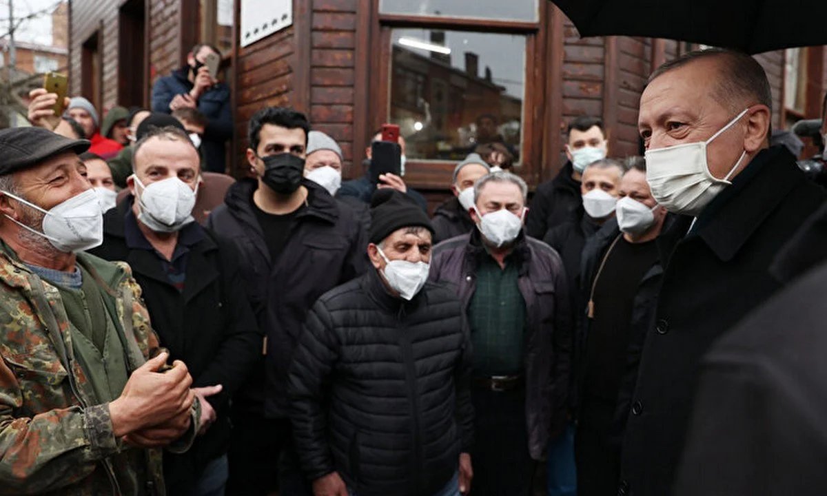 Ο Ρετζέπ Ταγίπ Ερντογάν με πολίτες στην Κωνσταντινούπολη, στην Τουρκία