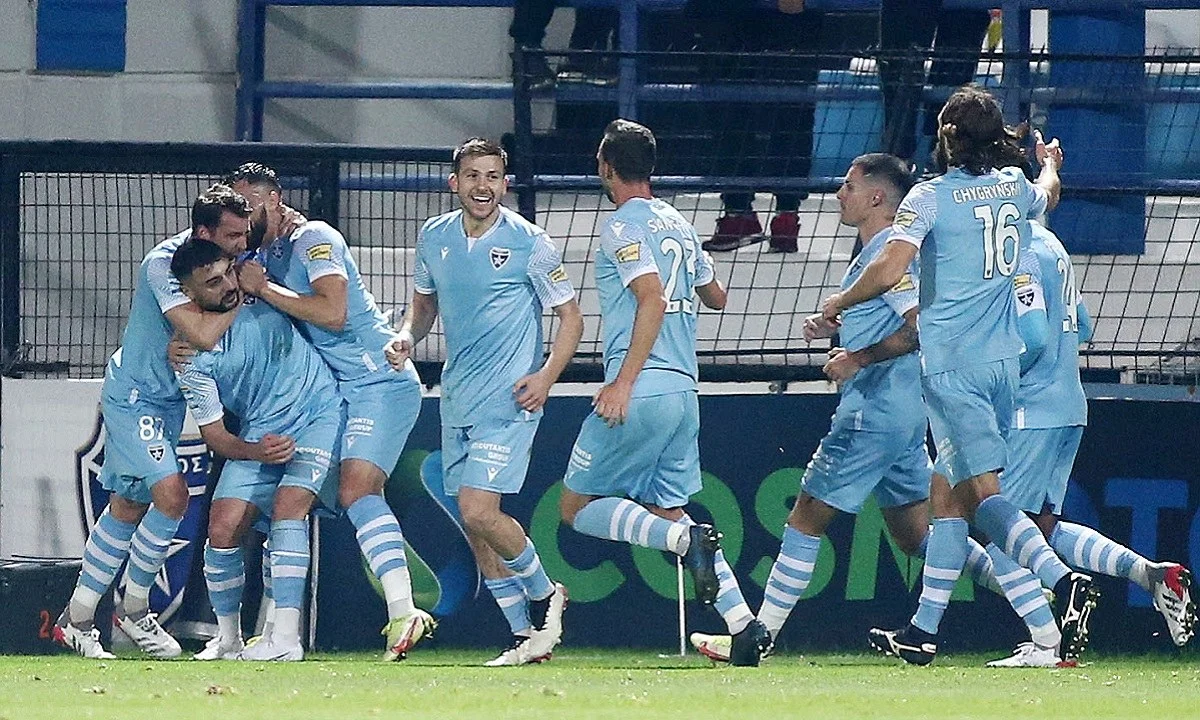 Οι πανηγυρισμοί των γηπεδούχων στο Ιωνικός - ΠΑΟΚ
