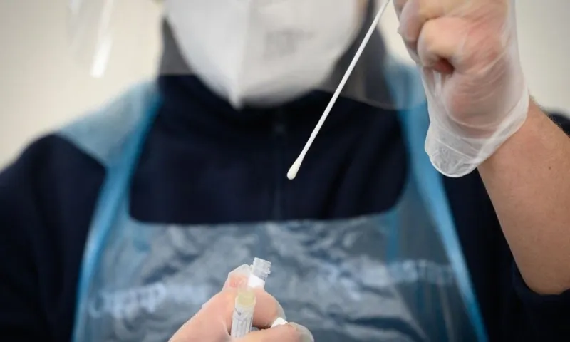 «Χαστούκι» και από Euractiv για τα PCR: «Οι Έλληνες είναι οι μόνοι πολίτες της ΕΕ που πληρώνουν για μοριακά τεστ»!