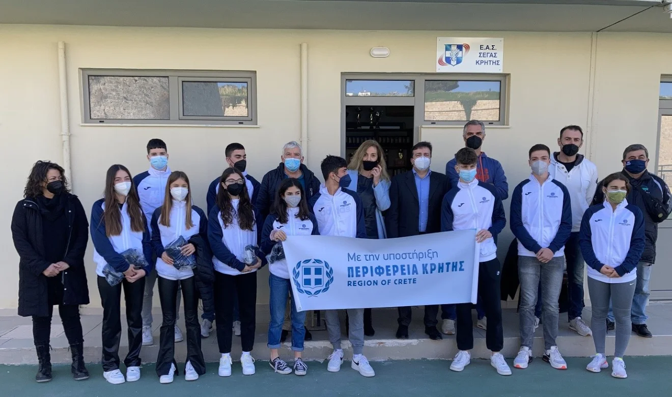 Σε μια σημαντική κίνηση προχώρησε η Περιφέρεια Κρήτης. Παρέδωσε αθλητικές φόρμες στους επίλεκτους αθλητές και αθλήτριες της Κ16 του νησιού.