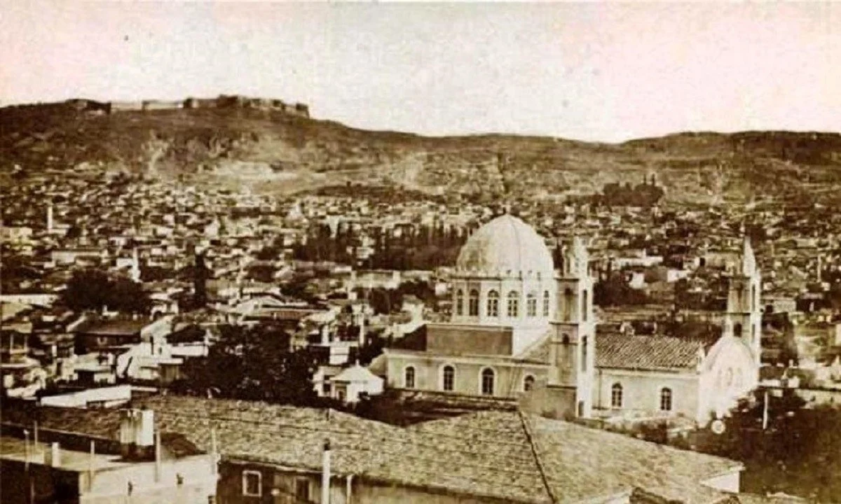 Η Σμύρνη είναι μία από τις σημαντικότερες Ελληνικές πόλεις, της αρχαίας και της Ελληνιστικής εποχής της Μικράς Ασίας, από την ίδρυσή της ως και τα νεότερα χρόνια.