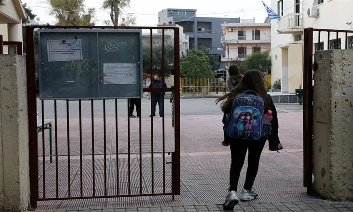Απίστευτες προχειρότητες της κυβέρνησης στα σχολεία. Βιαστικό άνοιγμα με έλλειψη self test, ουρές σε φαρμακεία, και το επικίνδυνο μέτρο του 50%+1 να παραμένει.