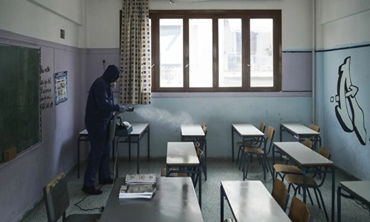 Τα σχολεία «βράζουν» με 25.000 κρούσματα και 8.000 εκπαιδευτικούς σε καραντίνα, άλλα η κυβέρνηση που τα άνοιξε βιαστικά και χωρίς ίχνος βασικής οργάνωσης, τα βλέπει όλα καλά!