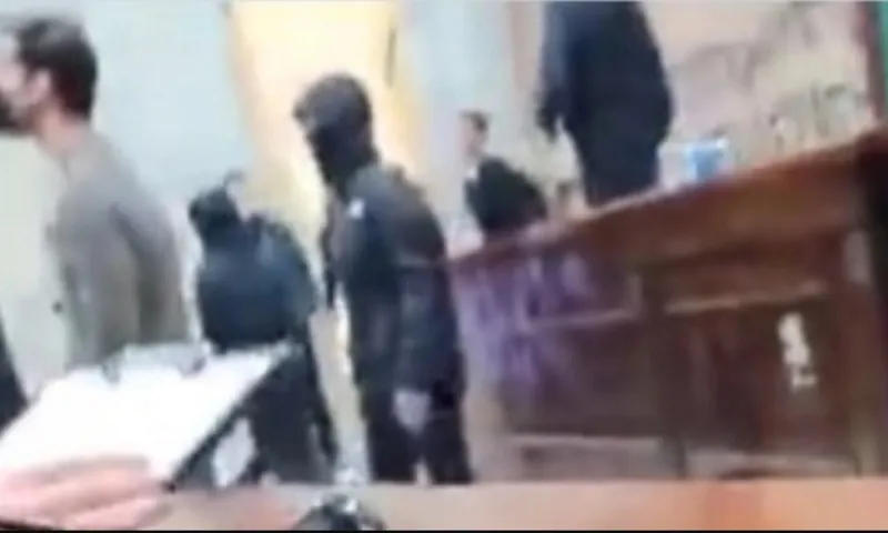 ΑΣΟΕΕ: Κουκουλοφόροι ξυλοκόπησαν καθηγητή σε αμφιθέατρο! (vid)