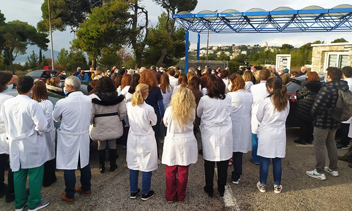 Ο υπουργός Υγείας Θάνος Πλεύρης που θέλει να μετατρέψει ένα νευραλγικό νοσοκομείο σε εμβολιαστικό κέντρο, κατέθεσε αγωγή για να κριθεί παράνομη και καταχρηστική η 24ωρη απεργία των γιατρών του Παίδων Πεντέλης.