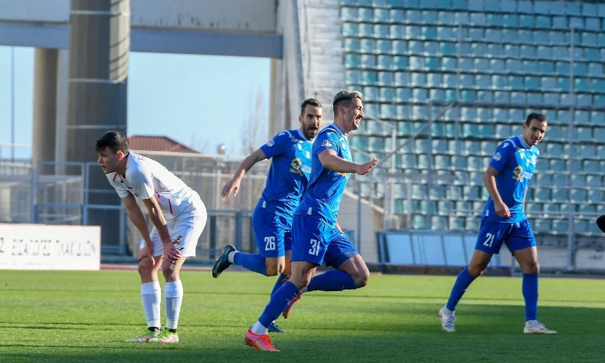 Super League 2: H Νίκη Βόλου προηγείται με πέναλτι στο Πανθεσσαλικό, αλλά ο Πανσερραϊκός έχει κάθε λόγο να διαμαρτύρεται!