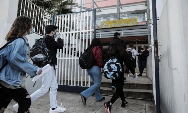 Στο «κόκκινο» λειτουργούν τα σχολεία με 32.000 κρούσματα, άλλα η κυβέρνηση επιμένει στο επικίνδυνο 50%+1