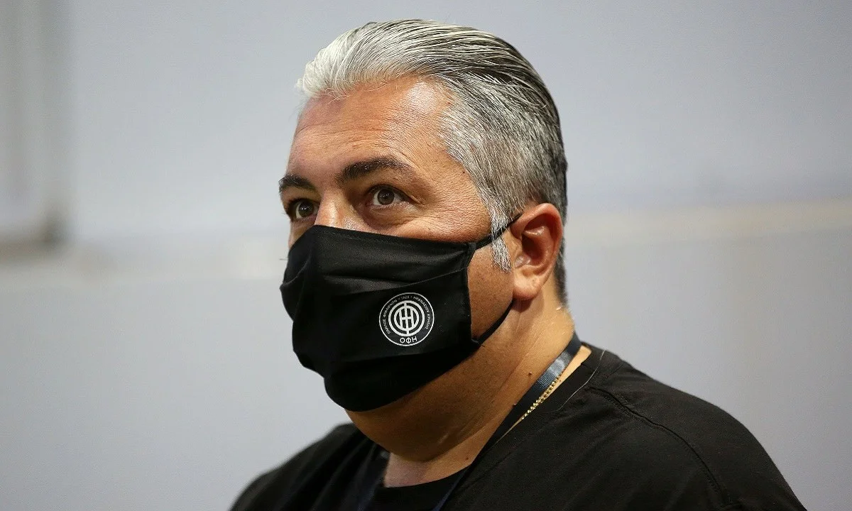 Ο Μπούσης στο γήπεδο του ΟΦΗ