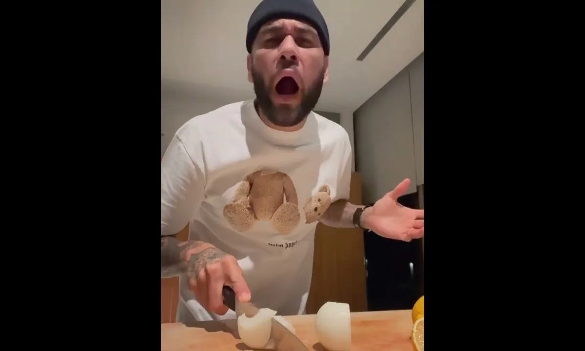 Μπαρτσελόνα: Ο Ντάνι Άλβες μιμήθηκε τον «Salt Bae» και έγινε viral (vid)