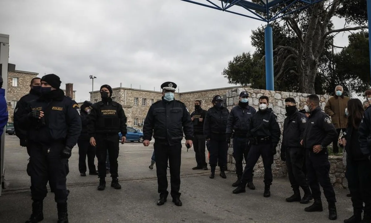 Καταγγελίες για εικόνες ντροπής στο Νοσοκομείο Παίδων Πεντέλης που κλείνει για να γίνει εμβολιαστικό κέντρο, με αστυνομικούς να απαγορεύουν την είσοδο σε γονείς με τα άρρωστα παιδιά τους!