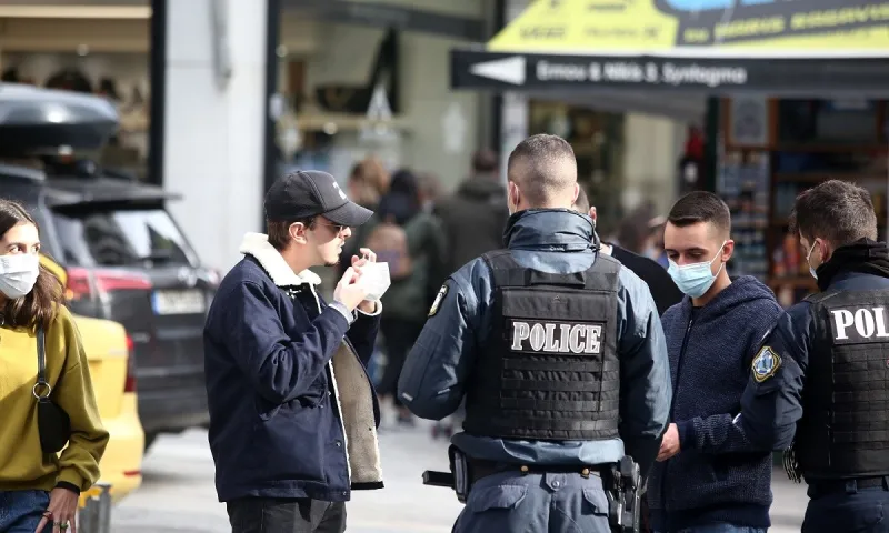 Απίστευτη απάτη: Επιτήδειοι προσποιούνται τους αστυνομικούς και κόβουν πρόστιμα για μάσκα!