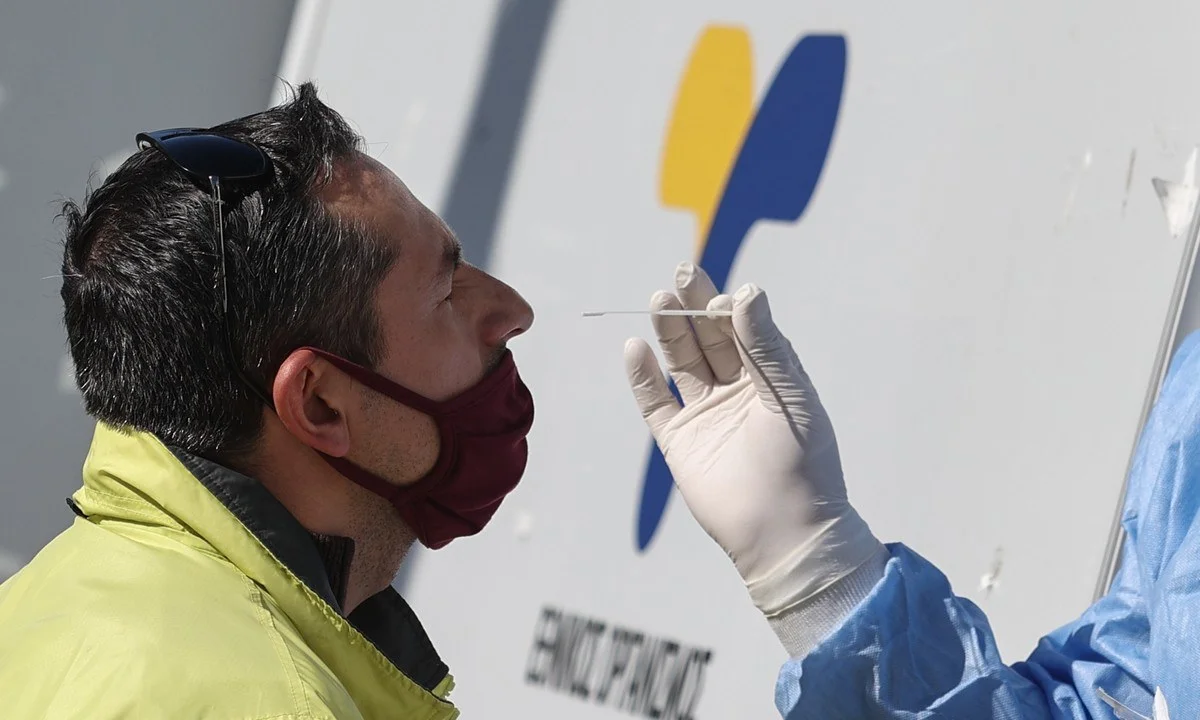 Άνδρας κάνει rapid test για να διαπιστώσει αν ο κορονοϊός υπάρχει στον οργανισμό του