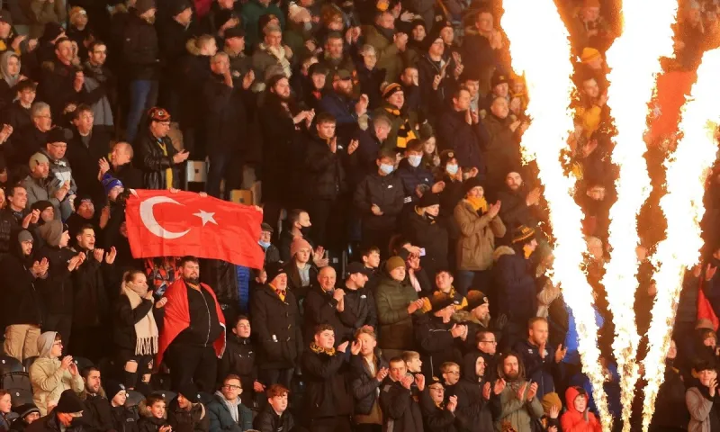 Ατζούν: Τρέλα με την Τουρκία για τους οπαδούς της Χαλ - Κυματίζουν τουρκικές σημαίες