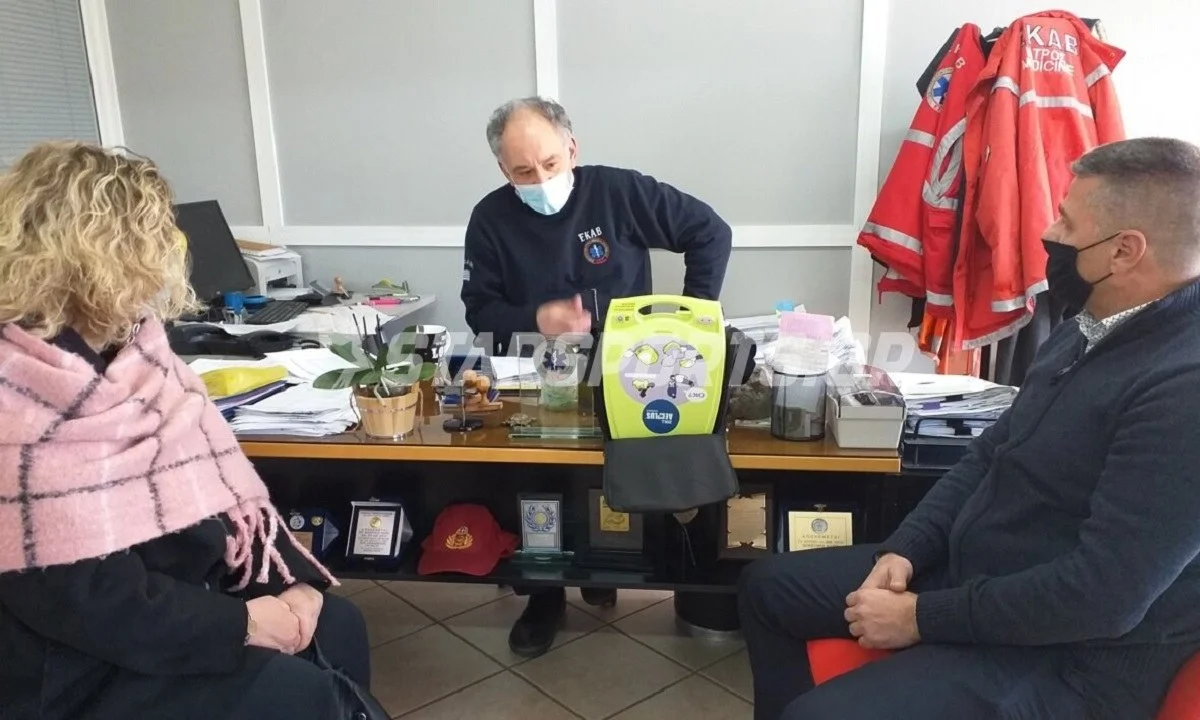 Έναν εκπαιδευτικό απινιδωτή, δώρισε η ΕΠΣ Φωκίδας στο Σωματείο Εργαζομένων ΕΚΑΒ Λαμίας.