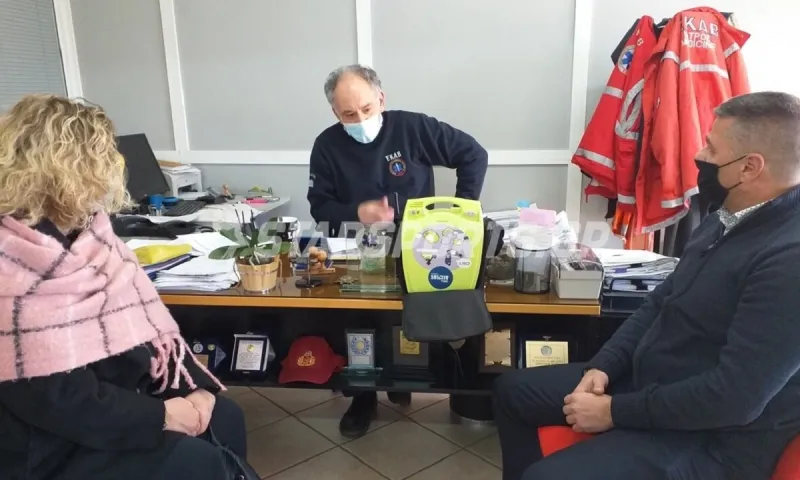 ΕΠΣ Φωκίδας: Η Ένωση παρέδωσε εκπαιδευτική απινιδωτή στο ΕΚΑΒ