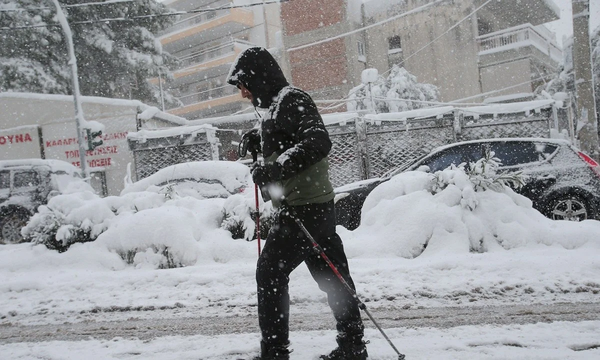 Καιρός: Η κακοκαιρία «Ελπίδα» συνεχίζει να δείχνει τα δόντια της με έντονη χιονόπτωση σε πολλές περιοχές της χώρας.