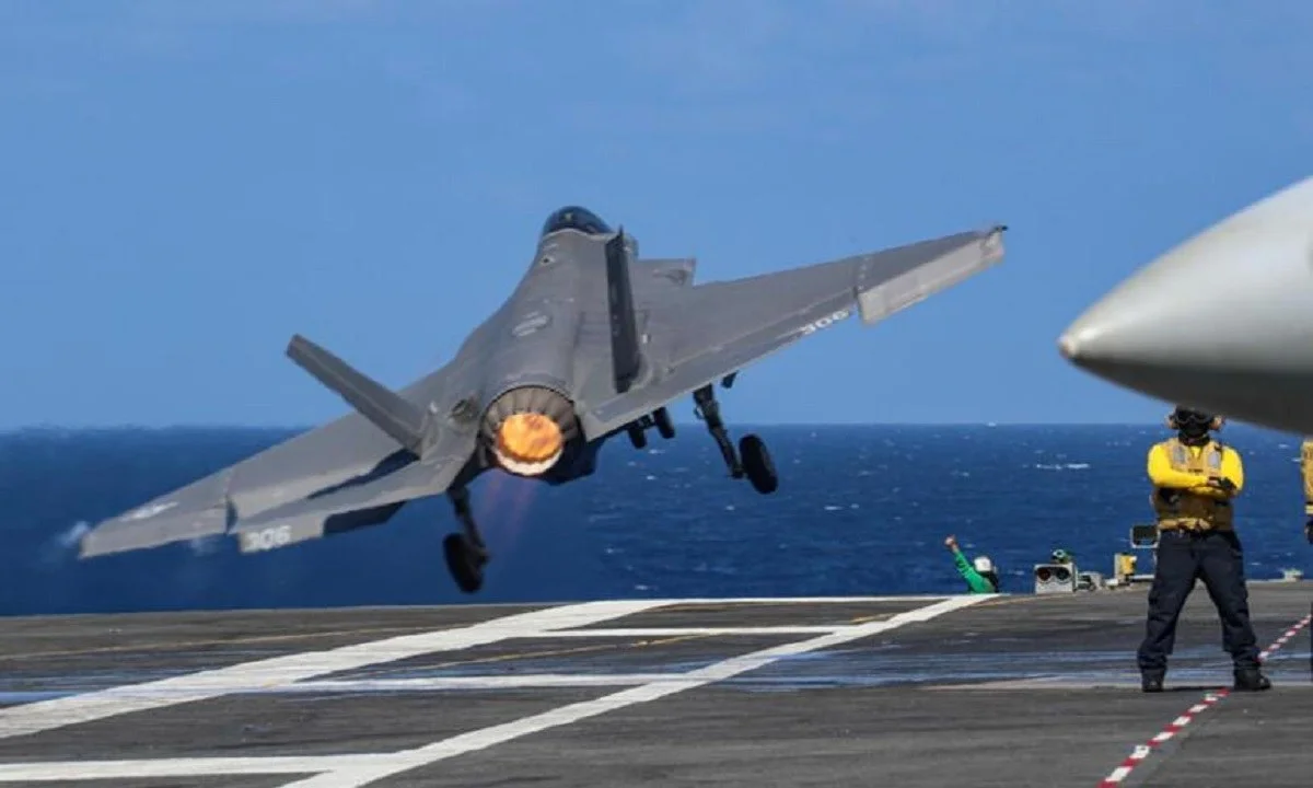 F-35: Νέο θρίλερ στην θάλασσα της Κίνας - Δείτε το αμερικανικό στελθ να επιπλέει