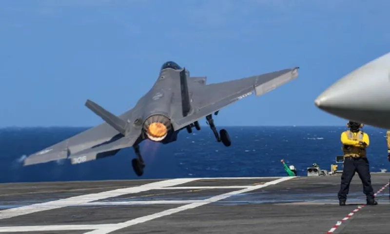 F-35: Νέο θρίλερ στην θάλασσα της Κίνας - Δείτε το αμερικανικό στελθ να επιπλέει