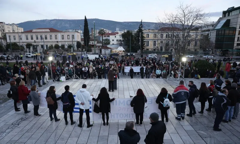 Οι Υγειονομικοί κατά της υποχρεωτικότητας κόβουν την πρωτοχρονιάτικη πίτα τους