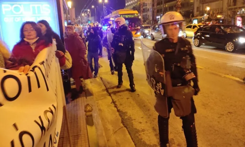 Υγειονομικοί: Νέα συγκέντρωση κατά της υποχρεωτικότητας - Στο πλευρό τους τα ΜΑΤ! (vid+pics)