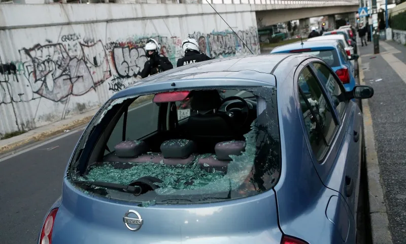 Ιωνικός Νίκαιας: Ζημιές έξω από το κλειστό, αστυνομία απούσα!