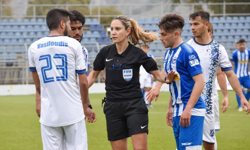 Super League 2: Λυπηθείτε μας! Σφύριξε λήξη σε εκτέλεση φάουλ, με τη μπάλα στον αέρα εντός περιοχής! (vid)
