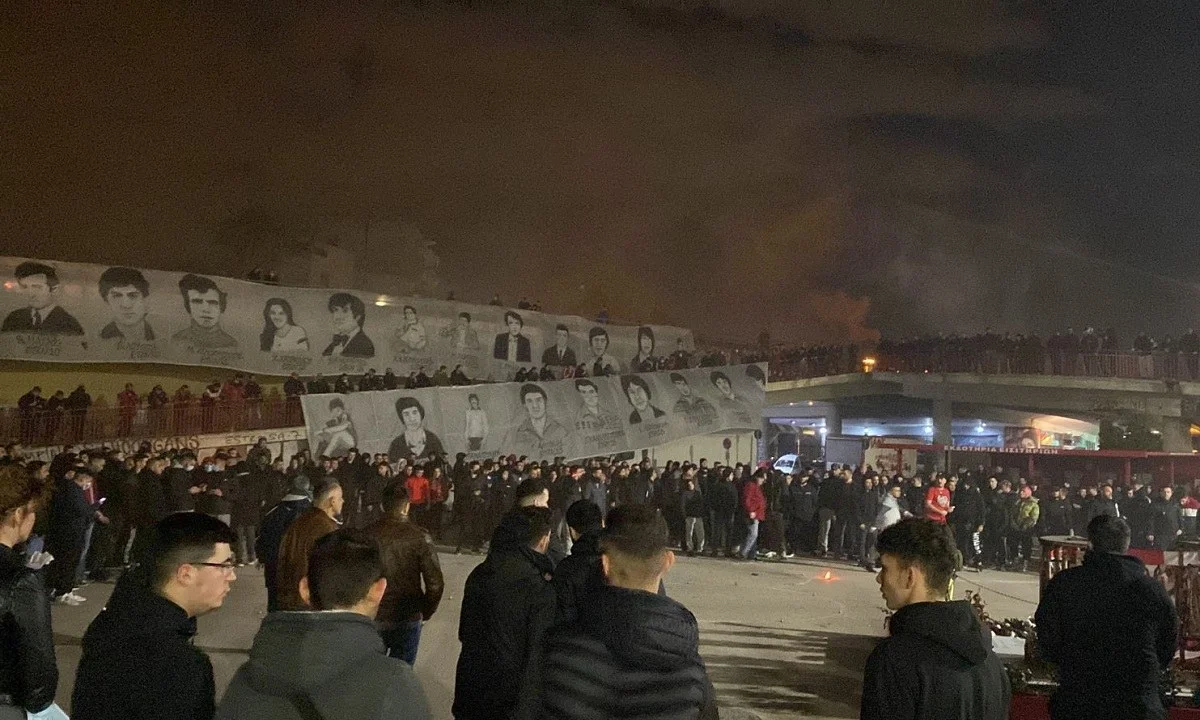 Ο Ολυμπιακός τιμά τους νεκρούς της Θύρας 7 με τους οπαδούς να βρέθηκαν το βράδυ της Δευτέρας (7/2) στο Καραϊσκάκη μνημονεύοντας και τον Άλκη.