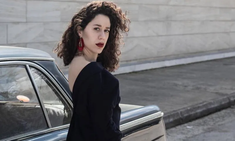 Άγριες Μέλισσες: Η «Πηνελόπη» Μαρία Πετεβή στην πιο ανατρεπτική φωτογράφιση