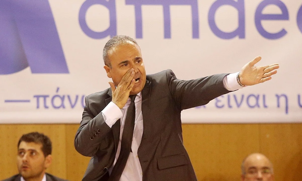 Βίοι αντίθετοι για δύο Έλληνες προπονητές στην Ουγγαρία καθώς ο Κώστας Φλεβαράκης κάνει ρεκόρ ενώ ο Γιώργος Βόβορας απομακρύνθηκε.