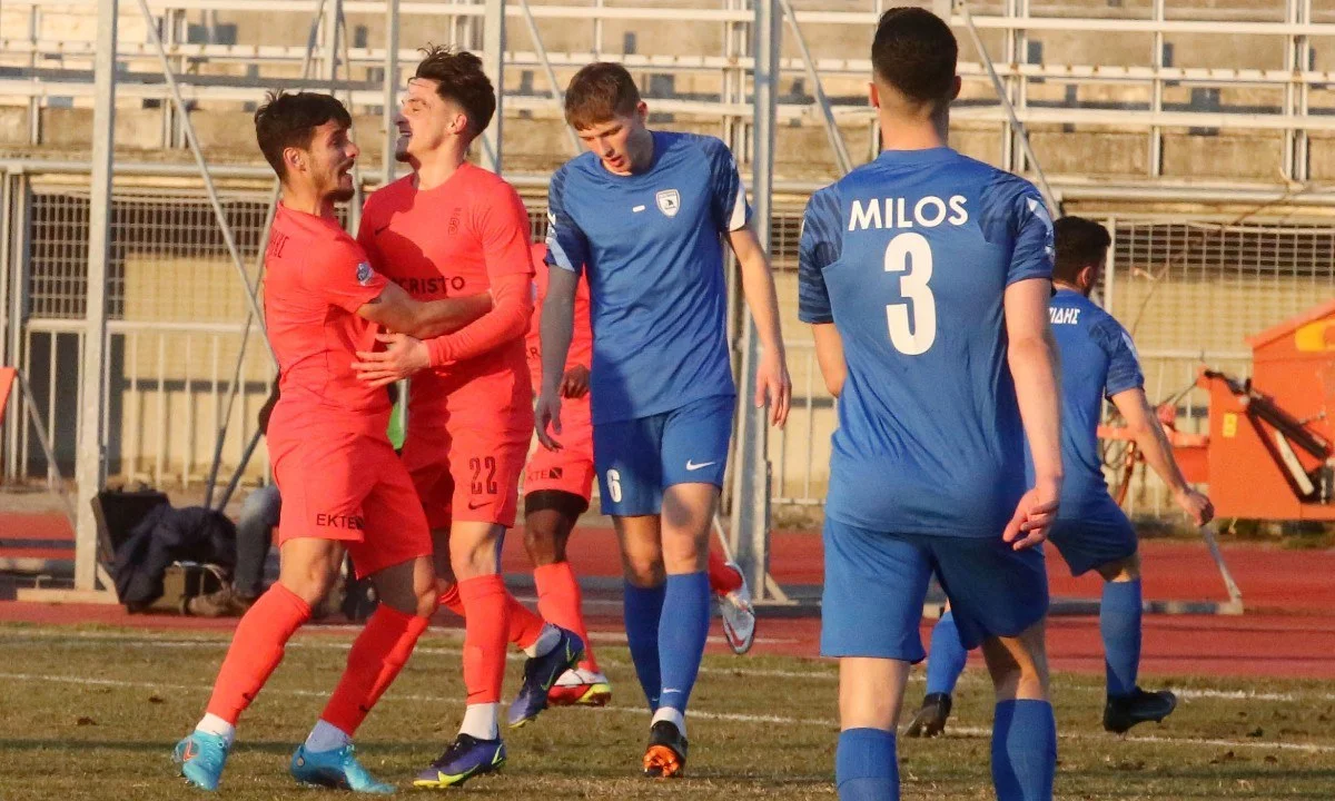 Super League 2: Με ανάποδο «ψαλίδι» ο Πέτρος Γιακουμάκης ανοίγει το σκορ στο Αλμωπός Αριδαίας - Βέροια.