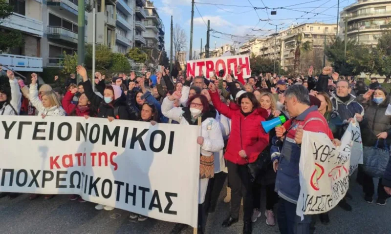 Υγειονομικοί: Μεγαλειώδης πορεία στο Σύνταγμα κατά του υποχρεωτικού εμβολιασμού