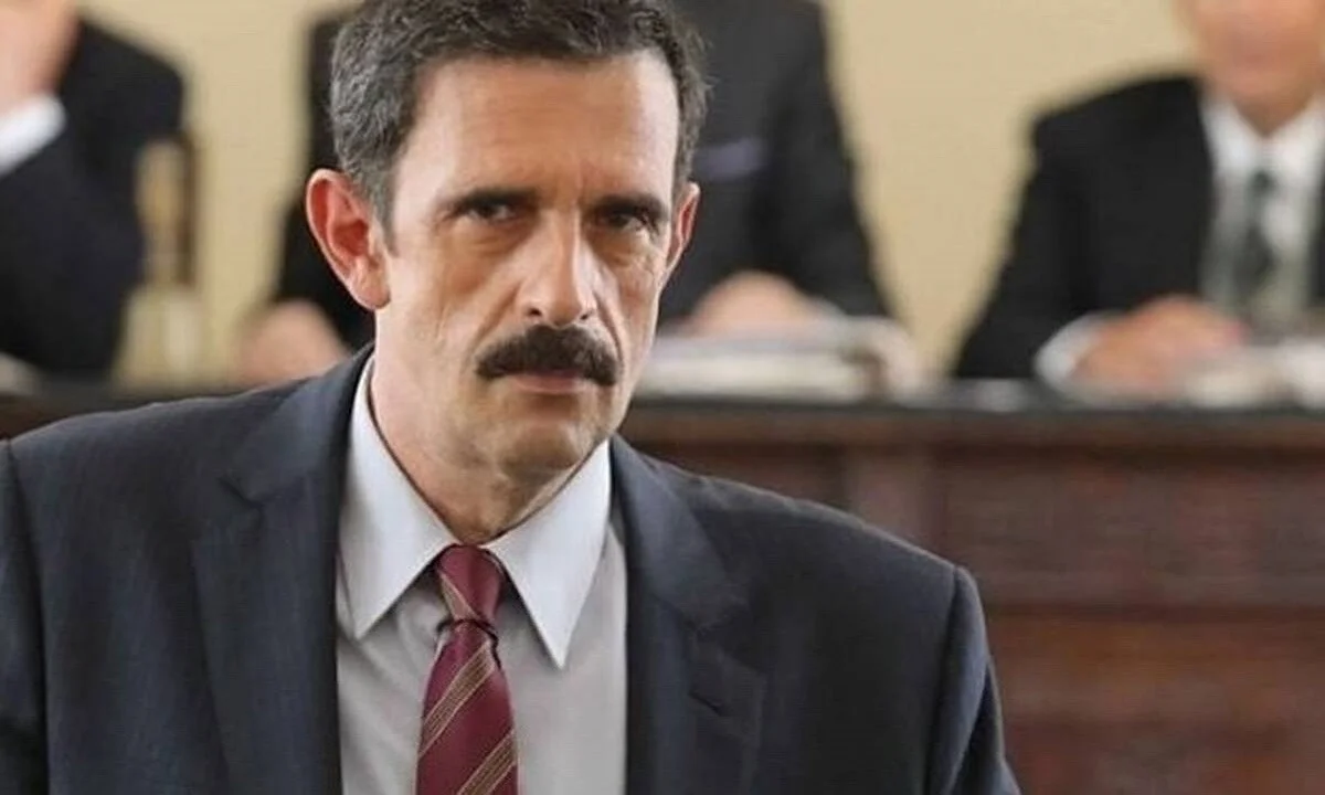 Άγριες Μέλισσες επόμενα επεισόδια: Ο Δούκας πρόεδρος στο αεροδρόμιο - Ο Παναγιώτης κάνει ερωτική εξομολόγηση στη Βιολέτα!