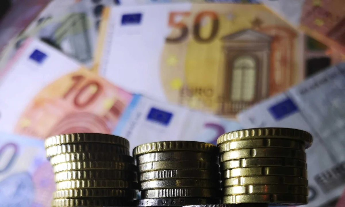 Επίδομα - Πάσχα: Με 300 ευρώ και λιγότερα...θα προσπαθήσει η κυβέρνηση να «δωροδοκήσει» τις συνειδήσεις χαμηλόμισθων και χαμηλοσυνταξιούχων.
