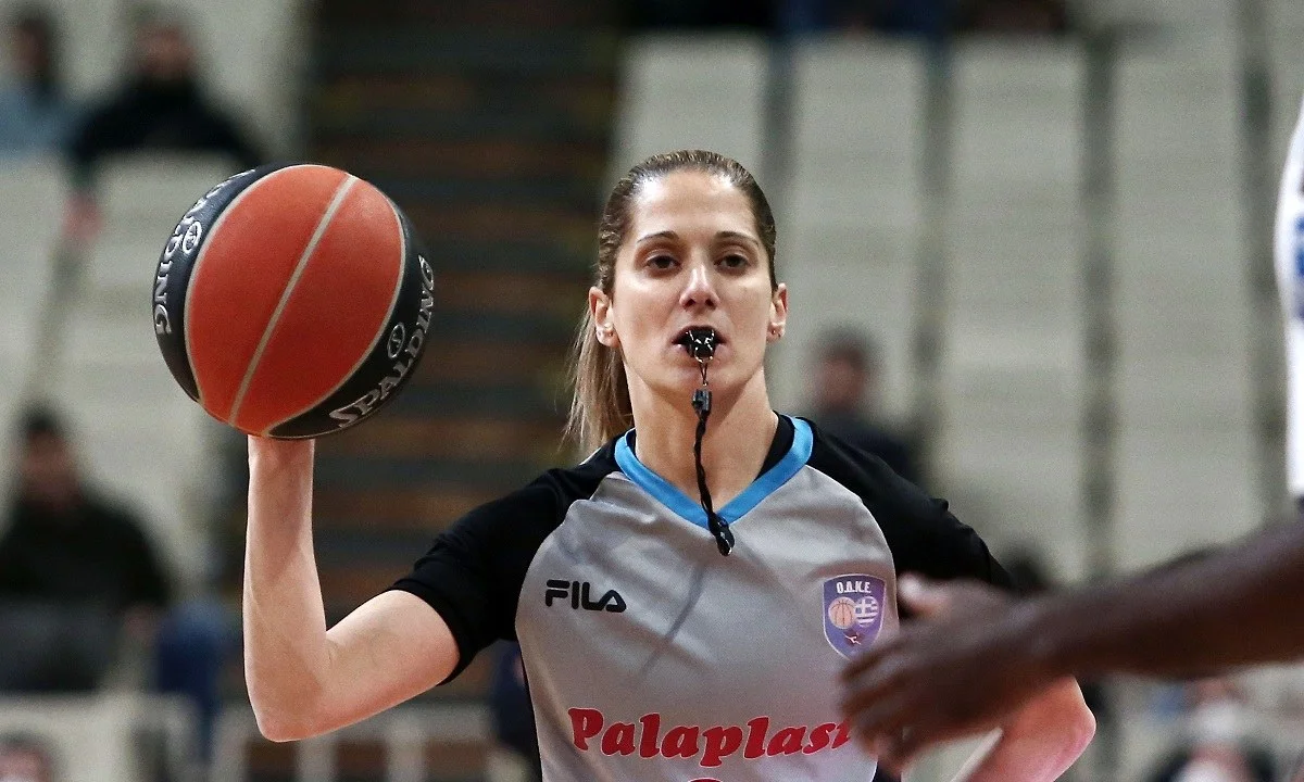 Παναθηναϊκός – Ολυμπιακός: Η Βάσω Τσαρούχα γράφει ιστορία, καθώς γίνεται η πρώτη γυναίκα διαιτητής σε τελικό Κυπέλλου Ελλάδας.