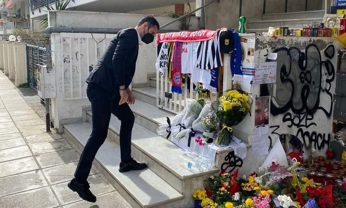 ΠΑΟΚ: Αντιπροσωπεία της ΠΑΕ κατέθεσε λουλούδια στο σημείο της δολοφονίας του Άλκη Καμπανού