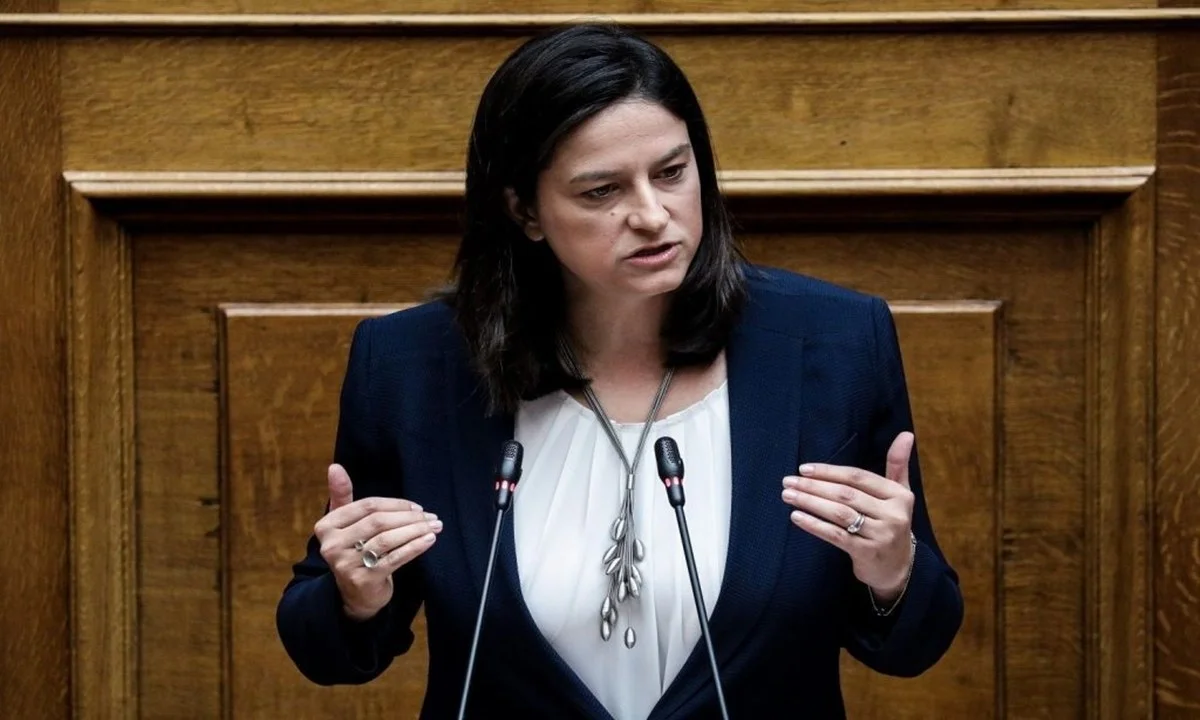 Η Ν. Κεραμέως παρευρέθηκε σε αποκαλυπτήρια μνημείου στη Ξάνθη, και συμπεριφέρθηκε στην γαλανόλευκη σα να ήταν ένα αδιάφορο πανί.