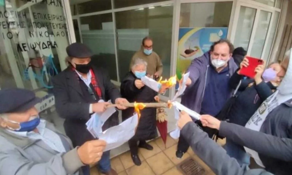 Αγανάκτηση από κατοίκους του Αγίου Νικολάου και της Ιεράπετρας για τις υπέρογκες χρεώσεις της ΔΕΗ. Το φαινόμενο του δημόσιου καψίματος λογαριασμών επεκτείνεται.