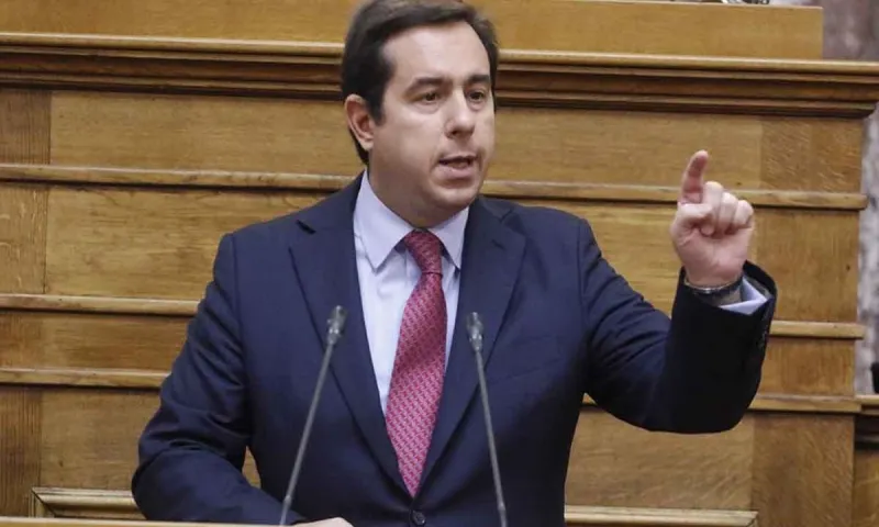 Κυβέρνηση: Γκρεμίζει όλες τις «γέφυρες» με Ρωσία - Αναστέλλει τις άδειες διαμονής σε Ρώσους επενδυτές ο Μηταράκης