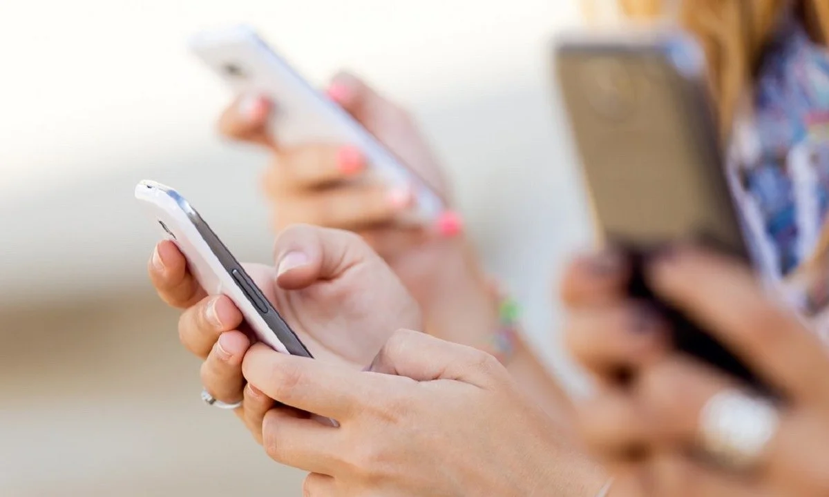 Καθαρά Δευτέρα: Η COSMOTE και η Wind έχουν super προσφορές σε όλους τους συνδρομητές τους με απεριόριστα data!