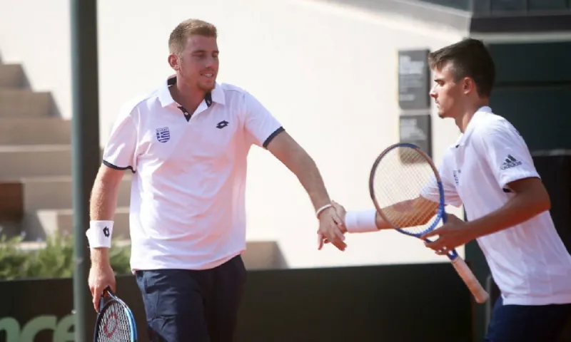 Davis Cup: Καλοβελώνης και Τσιτσιπάς κράτησαν «όρθια» την Ελλάδα!