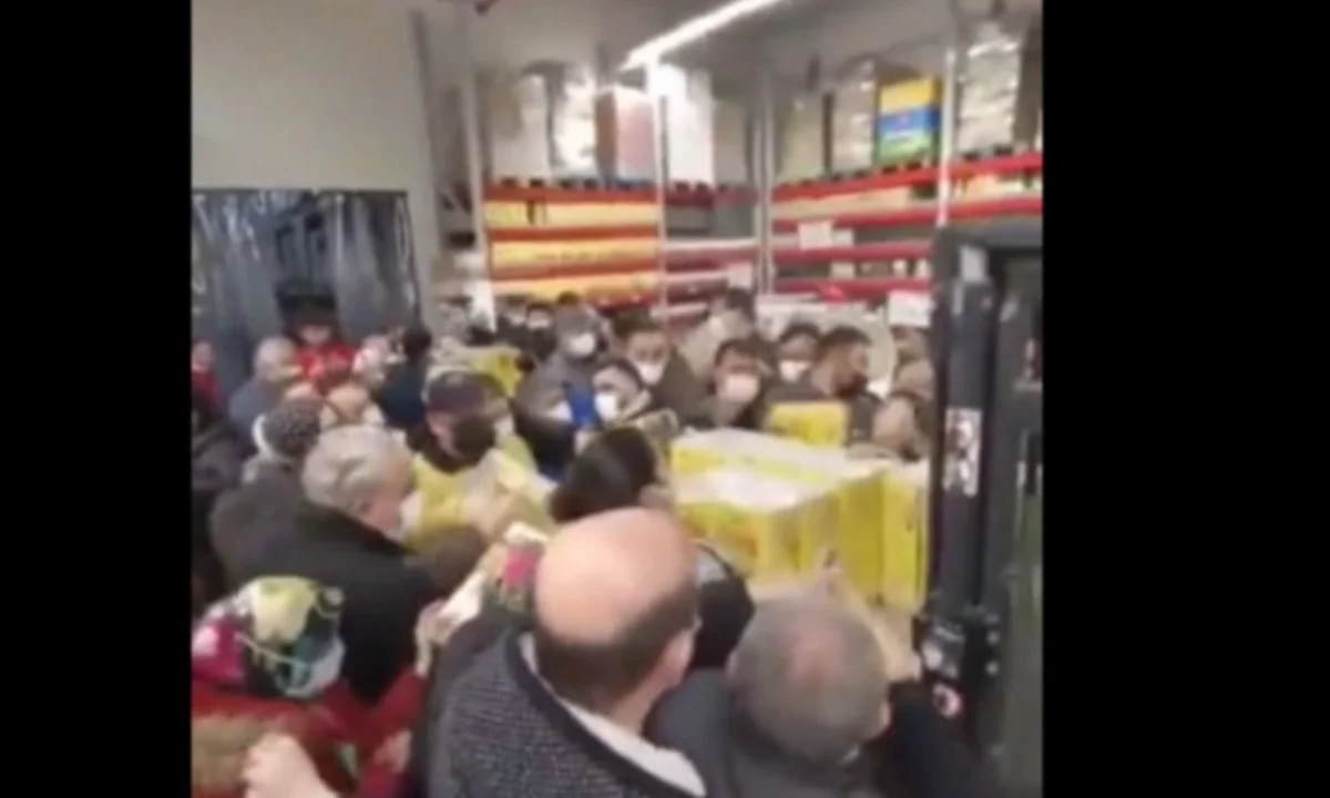 Τουρκία: Το αδιαχώρητο στα σούπερ μάρκετ - Μάχες σώμα με σώμα για λίγο λάδι!