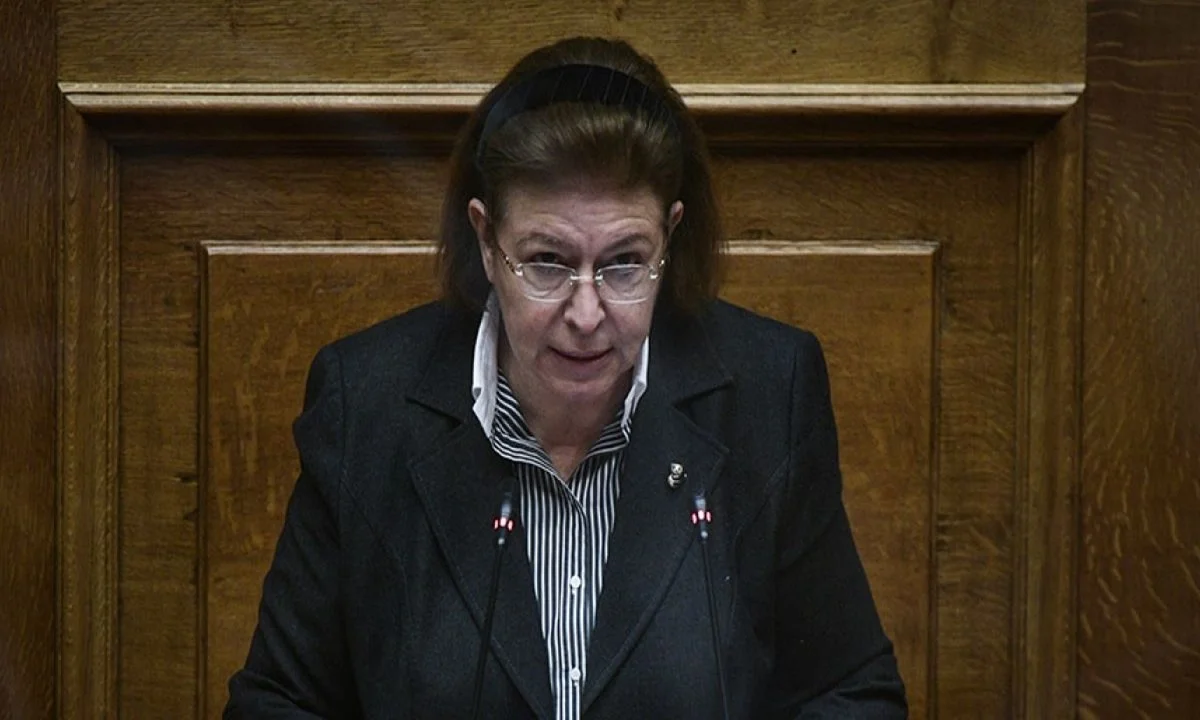 Για παραποίηση Ευρωπαϊκής απόφασης προκειμένου να δικαιολογήσει τις ρωσικές κυρώσεις στον Πολιτισμό, καταγγέλθηκε η Λίνα Μενδώνη, από τραγουδίστρια της ΕΛΣ.