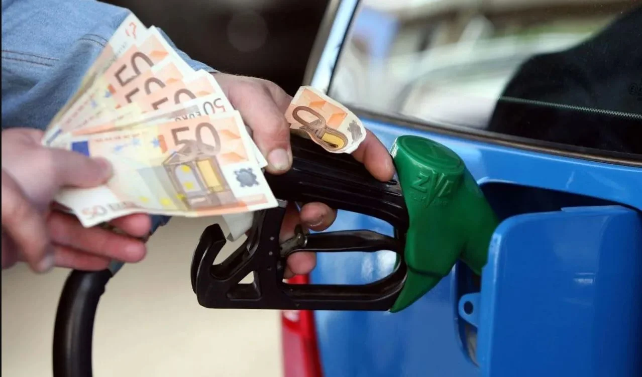 Στα 2,5 ευρώ το λίτρο η βενζίνη - Σε απόγνωση οι πολίτες - Η κυβέρνηση ετοιμάζει νέα επιδότηση στα ΜΜΕ
