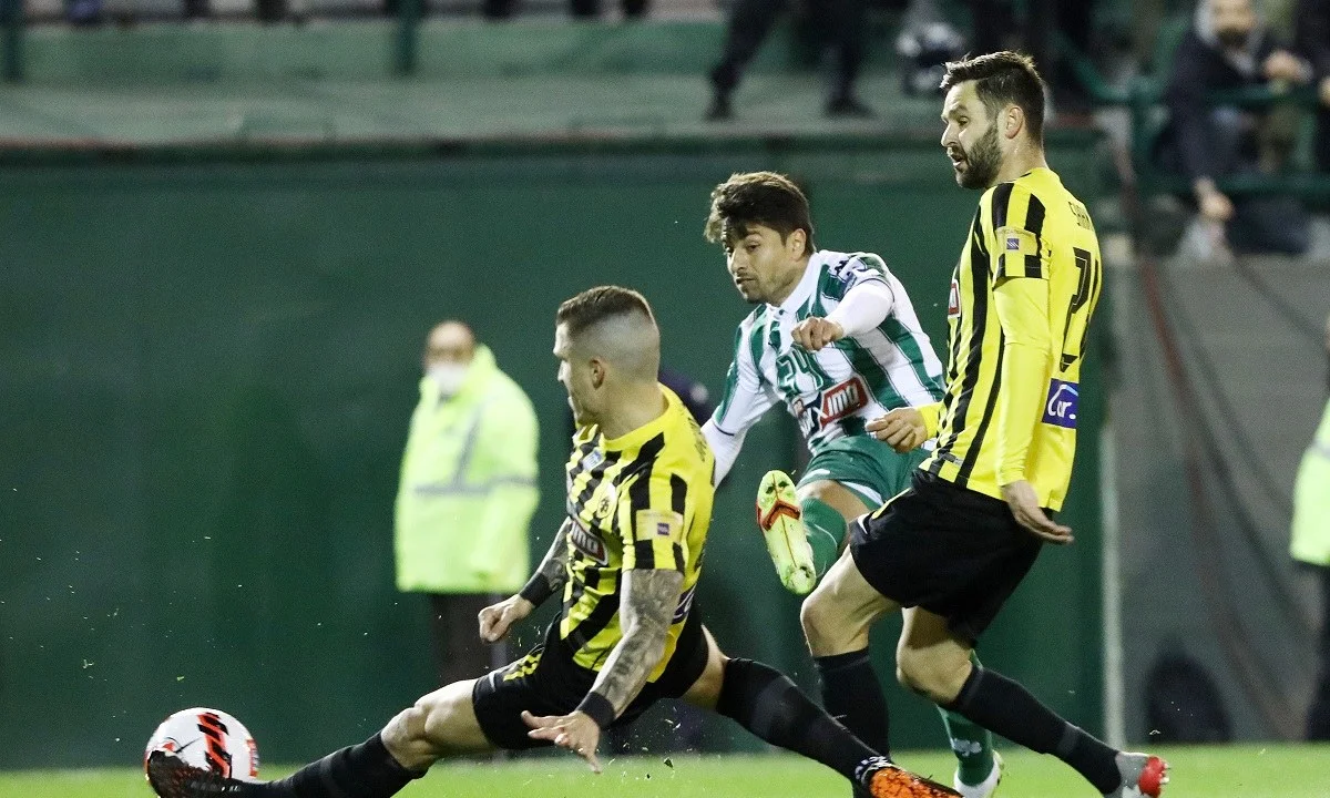 Τα play off της Super League αρχίζουν την Κυριακή και στην πρεμιέρα ξεχωρίζει το αθηναϊκό ντέρμπι ανάμεσα στον Παναθηναϊκό και την ΑΕΚ. Την Κυριακή, στις 19:30, στη «Λεωφόρο», διεξάγεται το μεγάλο παιχνίδι.