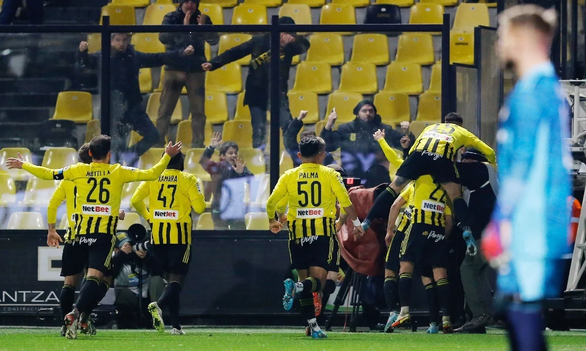 Ο Άρης ρίχνεται στη «μάχη» των play off, με στόχο το ευρωπαϊκό «εισιτήριο». Το κενό του Μαντσίνι και οι επιλογές του Χερμάν Μπούργος.