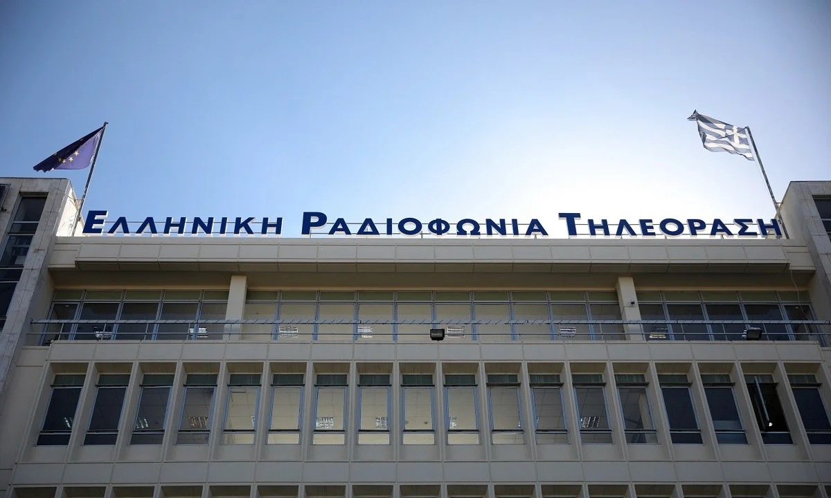 Λίγες ημέρες μετά την ερώτηση στη Βουλή για τον «ανταποκριτή» της ΕΡΤ, η Δημόσια Τηλεόραση έρχεται ξανά στο επίκεντρο.