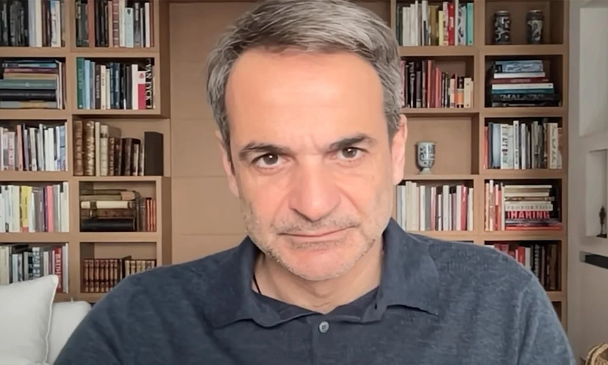 Γένια 3 ημερών, απλοϊκό t - shirt, μπάσα φωνή κατανόησης. Το starter pack του ηγέτη της διπλανής πόρτας χρησιμοποίησε ο Κυριάκος Μητσοτάκης που συμπαραστέκεται στη φτωχολογιά.